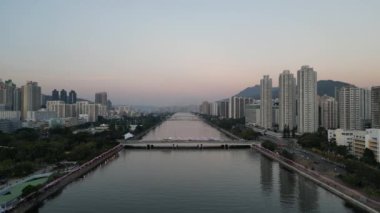 24 Aralık 2023 'te Hong Kong' da gökdelenleri olan Shing Mun Nehri.