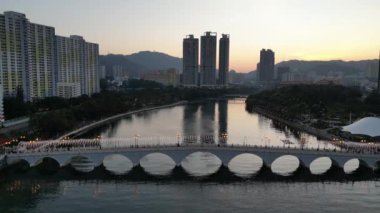 24 Aralık 2023 'te Hong Kong' da gökdelenleri olan Shing Mun Nehri.