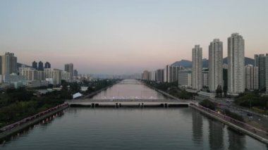 24 Aralık 2023 'te Hong Kong' da gökdelenleri olan Shing Mun Nehri.