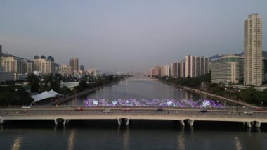 24 Aralık 2023 'te Hong Kong' da gökdelenleri olan Shing Mun Nehri.