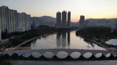24 Aralık 2023 'te Hong Kong' da gökdelenleri olan Shing Mun Nehri.