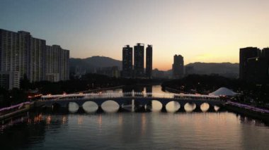 24 Aralık 2023 'te Hong Kong' da gökdelenleri olan Shing Mun Nehri.