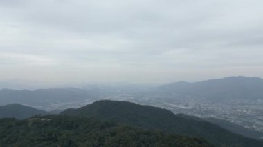 Tai Mo Shan Country Park Hong Kong manzarası 22 Aralık 2023