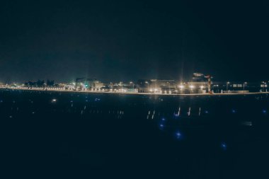 HK havaalanı, 30 Kasım 2023 'te havaalanı ışıklandırması.