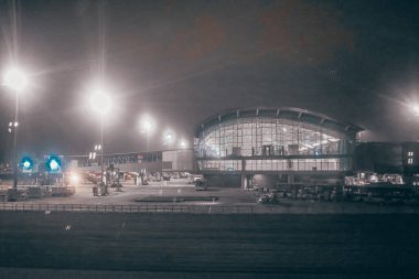 HK havaalanı, 30 Kasım 2023 'te havaalanı ışıklandırması.