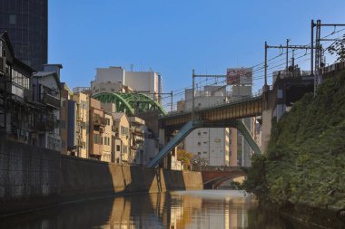 27 Kasım 2023 Sobuhonsen Kandagawa Kyoryo treni yoğun bir kavşaktan geçiyor.