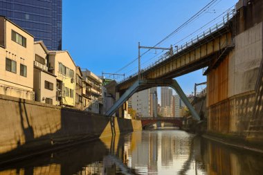 27 Kasım 2023 Sobuhonsen Kandagawa Kyoryo treni yoğun bir kavşaktan geçiyor.