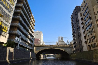 Japonya 'da demiryolu köprüsü olan Kandagawa Nehri 27 Kasım 2023