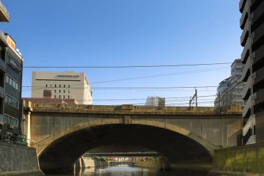 Japonya 'da demiryolu köprüsü olan Kandagawa Nehri 27 Kasım 2023