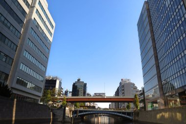 27 Kasım 2023 Gökyüzünü yansıtan binalar ve su yolu ile gökyüzü.