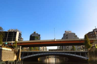 27 Kasım 2023 Gökyüzünü yansıtan binalar ve su yolu ile gökyüzü.