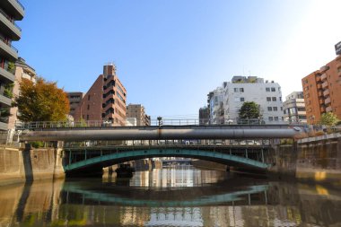 27 Kasım 2023 Gökyüzünü yansıtan binalar ve su yolu ile gökyüzü.