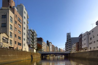 27 Kasım 2023 Gökyüzünü yansıtan binalar ve su yolu ile gökyüzü.