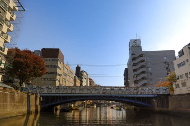 27 Kasım 2023 Gökyüzünü yansıtan binalar ve su yolu ile gökyüzü.