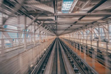 27 Kasım 2023 'te tren rayları olan modern bir tren istasyonu.