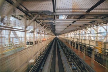 Tasarım arka planı için hareket ışığının tek raylı sistemi, Tokyo, Japonya. 27 Kasım 2023