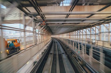 27 Kasım 2023 'te tren rayları olan modern bir tren istasyonu.