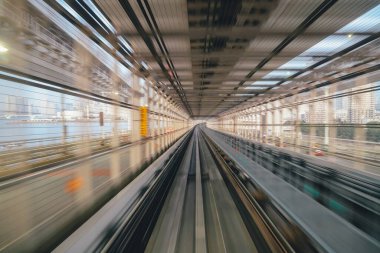 27 Kasım 2023 'te tren rayları olan modern bir tren istasyonu.