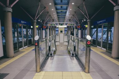 Yurikamome Line Station No 27 2023 Platformu 'ndaki bir banliyö treni.