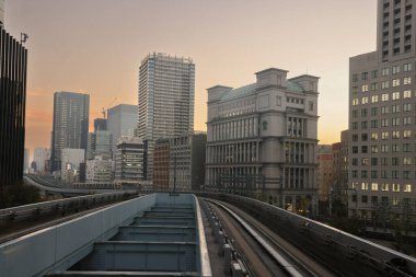 Tokyo şehir merkezindeki Yurikamome Hattı 'nın 27 Kasım 2023' te yükseltilmiş rayları.