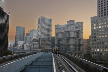 Tokyo şehir merkezindeki Yurikamome Hattı 'nın 27 Kasım 2023' te yükseltilmiş rayları.