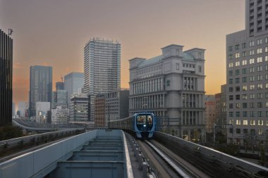 Tokyo şehir merkezindeki Yurikamome Hattı 'nın 27 Kasım 2023' te yükseltilmiş rayları.