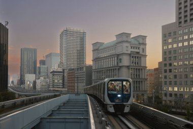 27 Kasım 2023 'te Yurikamome Hattı' nın yükseltilmiş hattında.