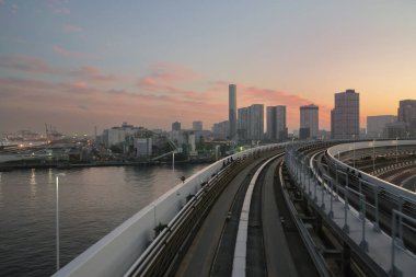 Yurikamome treni Odaiba 'ya Gökkuşağı Köprüsü 27 Kasım 2023 üzerinden gidiyor.