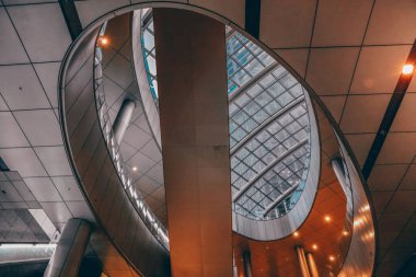 Karanlık Şehir 'de 27 Kasım 2023' te Parlak Geleceğin Cam Binası