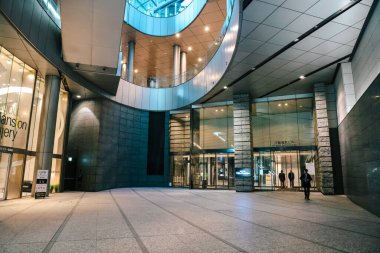 Şehir merkezindeki ofis lobisi ve şehir manzarası. 27 Kasım 2023