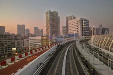 Tokyo, Japonya 'da Metro Yurikamome manzarası 27 Kasım 2023