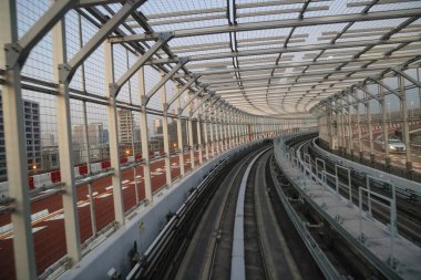 Demiryolu hattındaki bir toplu taşıma aracının içi