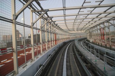 27 Kasım 2023 'te tren rayları olan modern bir tren istasyonu.