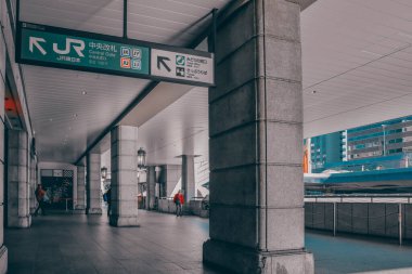 27 Kasım 2023 tarihli bir şehir binasındaki boş iç merdivenlerin soyut tasarımı.