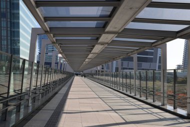 27 Kasım 2023 'te yaya köprüsü olan güneşli bir şehir.