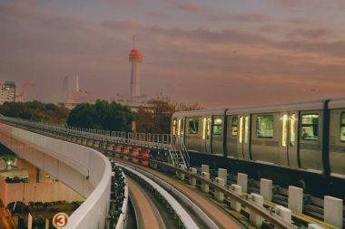 Yükseltilmiş Demiryolu Pisti üzerindeki Urban Skyline 27 Kasım 2023