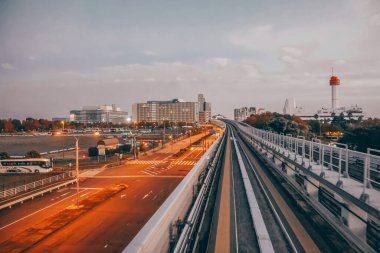 Yükseltilmiş Demiryolu Pisti üzerindeki Urban Skyline 27 Kasım 2023