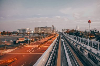 Yükseltilmiş Demiryolu Pisti üzerindeki Urban Skyline 27 Kasım 2023