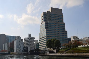 27 Kasım 2023 Gökdelen ve Mimarisi olan güneşli bir şehir.