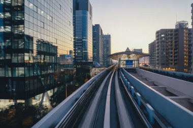 27 Kasım 2023 High Rise Binaları. Tokyo 'da Yeni Ulaşım Yurikamome