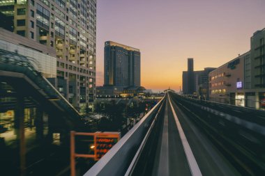 27 Kasım 2023 High Rise Binaları. Tokyo 'da Yeni Ulaşım Yurikamome
