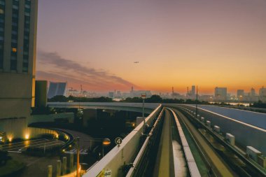 Yükseltilmiş Demiryolu Pisti üzerindeki Urban Skyline 27 Kasım 2023