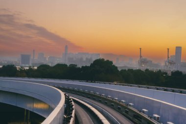 Yükseltilmiş Demiryolu Pisti üzerindeki Urban Skyline 27 Kasım 2023