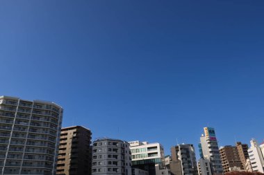 27 Kasım 2023 Gökdelen ve Mimarisi olan güneşli bir şehir.