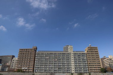 27 Kasım 2023 Gökdelen ve Mimarisi olan güneşli bir şehir.