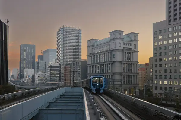 Tokyo şehir merkezindeki Yurikamome Hattı 'nın 27 Kasım 2023' te yükseltilmiş rayları.