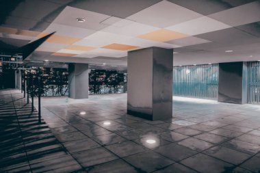 Şehir merkezinde bir ara sokakta kapısı olan çağdaş bir bina. 27 Kasım 2023