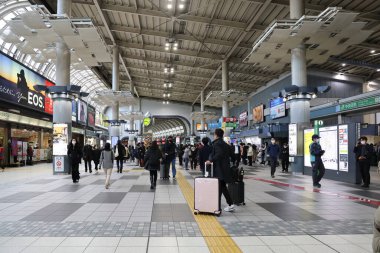 27 Kasım 2023 'te Shinagawa tren istasyonunda yürüyor.