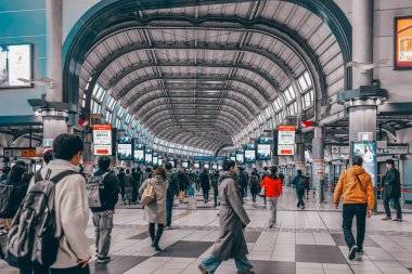 Shinagawa İstasyonu 'na gidip gelen insanlar. 27 Kasım 2023.