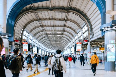 Shinagawa tren istasyonunda yürüyen yolcular 27 Kasım 2023